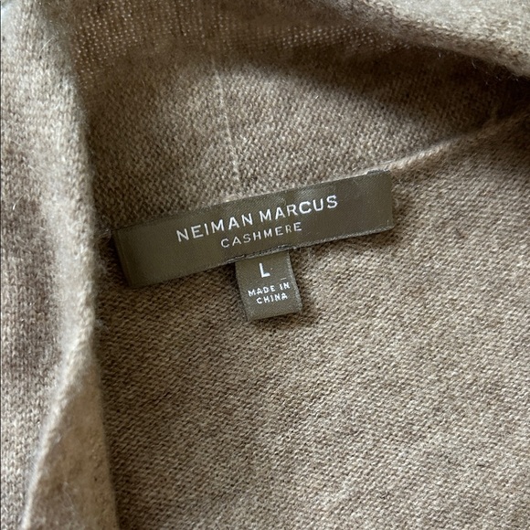 Neiman Marcus cashmere Tan Women's cashmere Sweater - Picture 2 of 3